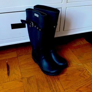 GUESS rain boots perfect to dress up or down an outfit